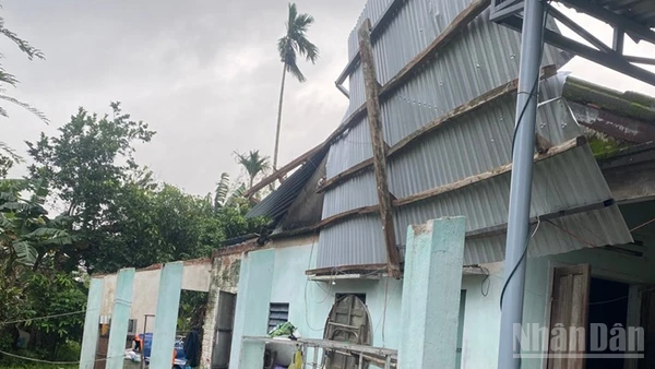 Một nhà dân ở phường Hương Trà, thành phố Đà Nẵng bị tốc mái hoàn toàn.