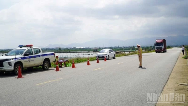 Lực lượng Cảnh sát giao thông Công an thành phố Đà Nẵng tăng cường bảo đảm an toàn giao thông trên tuyến đường ven biển 129 (Võ Chí Công).