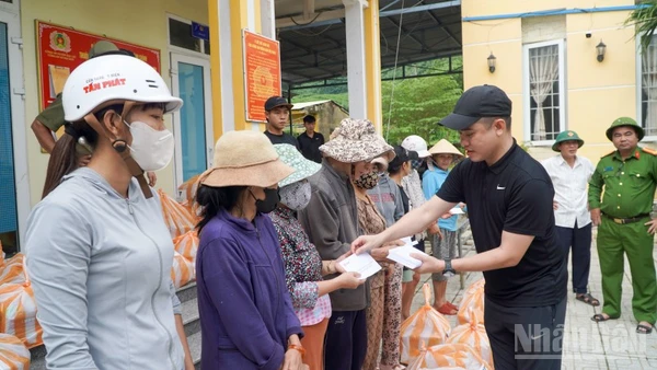 Đại diện Công ty Cổ phần Địa ốc First Real trao tặng quà cho các hộ gia đình có hoàn cảnh khó khăn chịu thiệt hại nặng nề do đợt mưa lũ vừa qua.