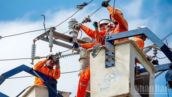 EVNCPC đã cấp điện trở lại cho hơn 1,63 triệu khách hàng, đạt tỷ lệ 99,04% khách hàng bị ảnh hưởng bởi bão số 13.