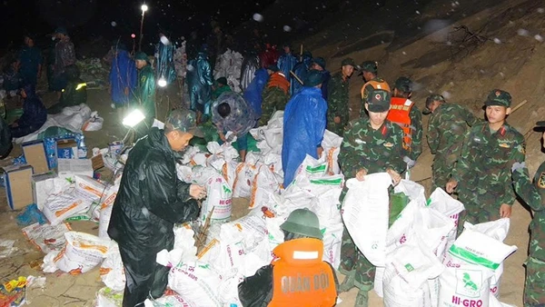 Hàng trăm cán bộ, chiến sĩ quân đội cơ động trong đêm để gia cố bờ kè An Lương. (Ảnh: QĐ)