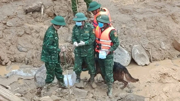 Thi thể nạn nhân đầu tiên mất tích trong vụ sạt lở được phát hiện tại hiện trường cách khu vực sạt lở 500m.