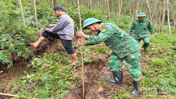 Lực lượng chức năng xã Đắc Pring kiểm tra khảo sát thực tế vết nứt tại thôn 57. 