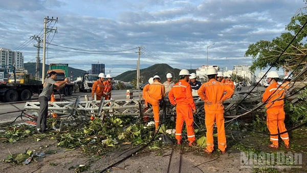 Ảnh hưởng của bão số 13 khiến hơn 1,6 triệu khách hàng tại miền trung bị mất điện.