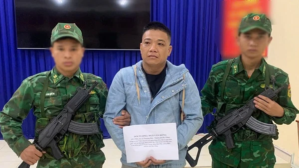 Đối tượng Ngô Văn Đồng tại cơ quan chức năng. (Ảnh: Bộ đội Biên phòng thành phố Đà Nẵng)