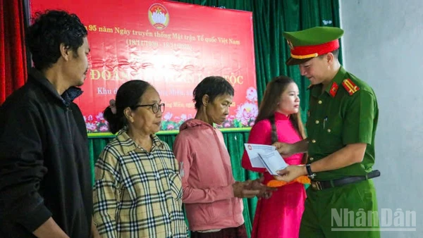 Trung tá Nguyễn Hoàng Cầu, Trưởng Công an xã Phú Ninh tặng quà các hộ có hoàn cảnh khó khăn của khu dân cư thôn Bồng Miêu.