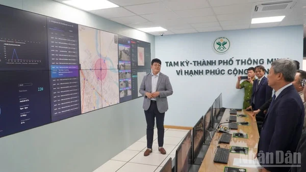 Các đại biểu tham gia tìm hiểu thực tế vận hành của Trung tâm điều hành đô thị thông minh tại phường Tam Kỳ.