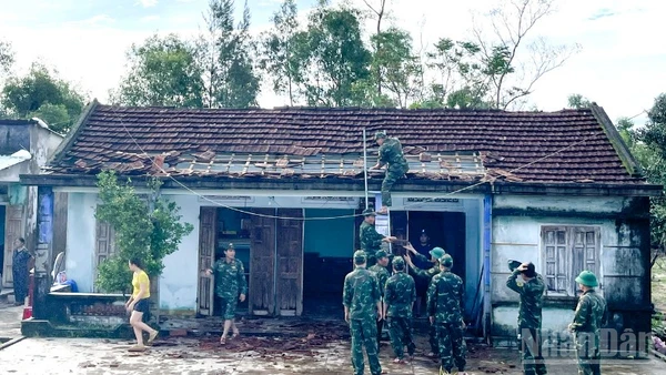 Các lực lượng khẩn trương hỗ trợ người dân ở phường Bàn Thạch sửa chữa lại những hư hỏng do gió lốc gây ra.