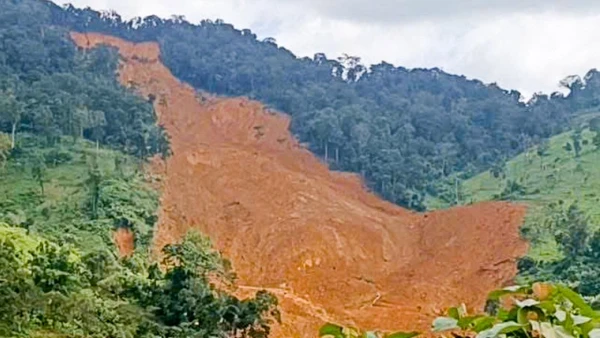 Một mảng đất đá, cây cối rất lớn từ trên đỉnh đồi trượt xuống kéo dài hàng trăm mét đã cuốn xuống lấp kín cả một đoạn dài trên tuyến ĐH4.