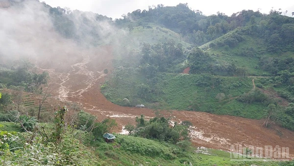 Hiện trường trận sạt lở kinh hoàng ở thôn Pứt, xã Hùng Sơn, thành phố Đà Nẵng.