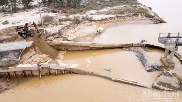 Mưa lũ đã làm cầu Bà Ngân trên Quốc lộ 14H nối liền xã Nam Phước với phường Hội An và phường Điện Bàn Đông, thành phố Đà Nẵng bị sập mố cầu và đường dẫn.