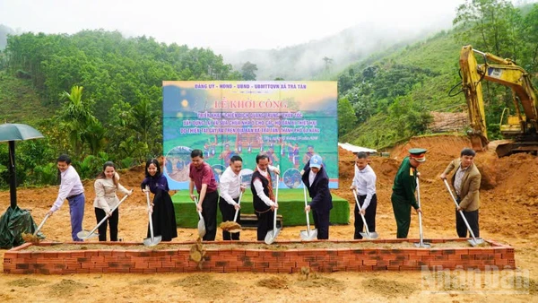 Các đại biểu thực hiện nghi thức động thổ khởi công Triển khai “Chiến dịch Quang Trung” tại xã Trà Tân.