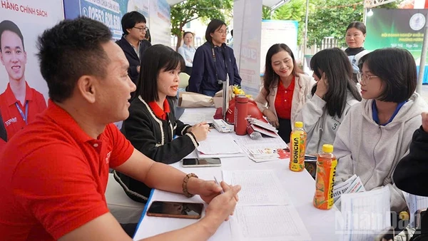 Phiên giao dịch thu hút sự tham gia của gần 50 doanh nghiệp với gần 10.000 chỉ tiêu tuyển dụng.