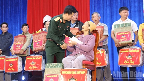 Thiếu tướng Hoàng Văn Lợi, Chính ủy Binh chủng Tăng thiết giáp thăm hỏi mẹ Việt Nam Anh hùng.