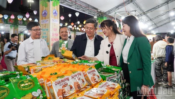 Phó Chủ tịch Ủy ban nhân dân thành phố Đà Nẵng Trần Nam Hưng (đứng giữa) dự Hội chợ trưng bày, giới thiệu sản phẩm OCOP thành phố Đà Nẵng năm 2025.