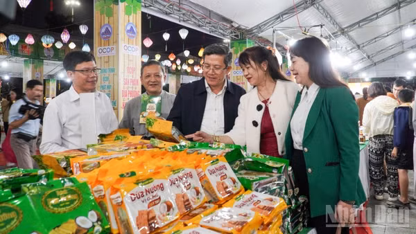 Phó Chủ tịch Ủy ban nhân dân thành phố Đà Nẵng Trần Nam Hưng (đứng giữa) dự Hội chợ trưng bày, giới thiệu sản phẩm OCOP thành phố Đà Nẵng năm 2025.