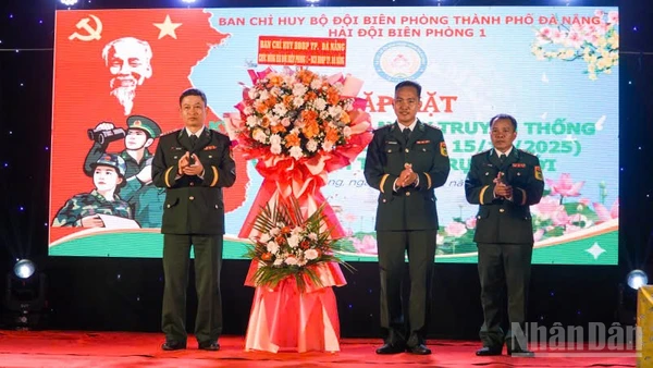 Lãnh đạo Ban Chỉ huy Bộ đội Biên phòng thành phố Đà Nẵng tặng hoa chúc mừng 50 năm ngày truyền thống Hải đội Biên phòng 1.