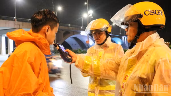Cảnh sát giao thông thành phố Đà Nẵng tuần tra xuyên đêm bảo đảm an toàn giao thông.