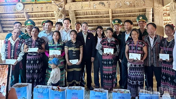 Phó Chủ tịch Quốc hội Nguyễn Đức Hải tặng quà người dân bị thiệt hại do thiên tai tại xã Hùng Sơn.