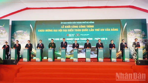 Phó Chủ tịch Quốc hội Nguyễn Đức Hải cùng các đại biểu bấm nút khởi công Dự án.