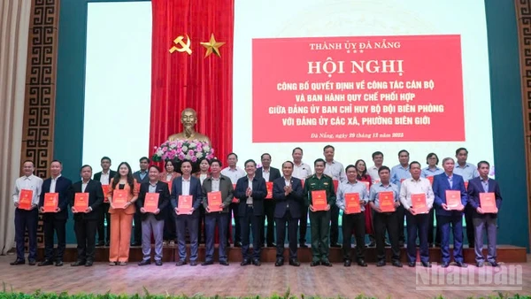 Lãnh đạo Thành ủy Đà Nẵng trao quy chế phối hợp giữa Đảng ủy Ban Chỉ huy Bộ đội Biên phòng thành phố với Đảng ủy các xã, phường biên giới.