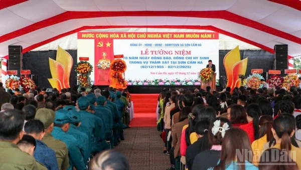 Quang cảnh Lễ tưởng niệm 70 năm ngày đồng bào, đồng chí hy sinh trong các vụ thảm sát tại Sơn Cẩm Hà.