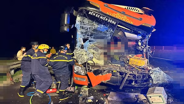 Hiện trường vụ tai nạn giao thông rất nghiêm trọng xảy ra trên cao tốc Đà Nẵng-Quảng Ngãi làm hai người tử vong và nhiều người bị thương vào rạng sáng ngày 19/6.