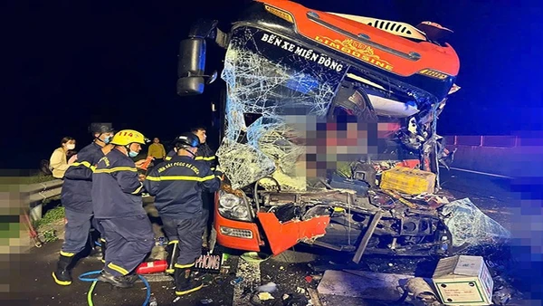 Hiện trường vụ tai nạn giao thông rất nghiêm trọng xảy ra trên cao tốc Đà Nẵng-Quảng Ngãi làm hai người tử vong và nhiều người bị thương vào rạng sáng ngày 19/6.