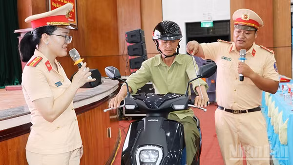 Cán bộ Phòng Cảnh sát giao thông Công an thành phố Đà Nẵng hướng dẫn người dân cách điều khiển xe mô tô, xe gắn máy an toàn.