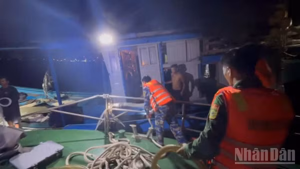 Lực lượng Bộ đội Biên phòng thành phố Đà Nẵng tiếp cận được tàu cá gặp nạn trên biển.