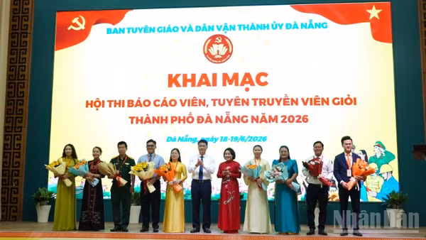 Lãnh đạo thành phố tặng hoa các thí sinh tham gia vòng chung khảo cấp thành phố.