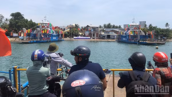 Người dân và phương tiện vẫn phải qua lại xã Tam Hải trên chiếc phà cũ đã xuống cấp dù chính quyền đã đóng mới hai chiếc phà sắt.