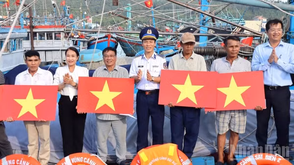 Đại tá Trần Hồng Quế, Phó Chính ủy Vùng Cảnh sát biển 2 cùng lãnh đạo phường Sa Huỳnh thăm, động viên ngư dân tại cảng cá Sa Huỳnh.