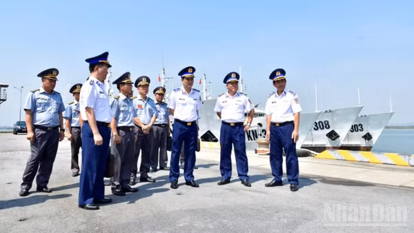 Thiếu tướng Trần Văn Lượng, Phó Tư lệnh, Tham mưu trưởng Cảnh sát biển Việt Nam kiểm tra khu neo đậu tàu thuyền của Vùng Cảnh sát biển 2.