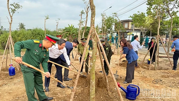 Lãnh đạo thành phố Đà Nẵng tham gia trồng cây tại Lễ phát động "Tết trồng cây đời đời nhớ ơn Bác Hồ" ở phường Tam Kỳ.