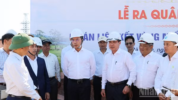 Chủ tịch Ủy ban nhân dân thành phố Đà Nẵng Phạm Đức Ấn kiểm tra tiến độ Dự án liên kết vùng miền trung tỉnh Quảng Nam.