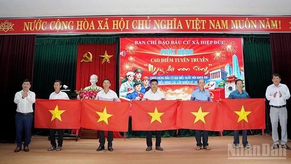 Ban Chỉ đạo Bầu cử xã Hiệp Đức trao tặng 150 cờ Tổ quốc cho các thôn nhằm hưởng ứng tuyên truyền.