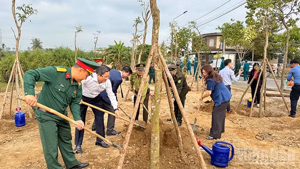 Lãnh đạo thành phố Đà Nẵng tham gia trồng cây tại Lễ phát động "Tết trồng cây đời đời nhớ ơn Bác Hồ" ở phường Tam Kỳ.