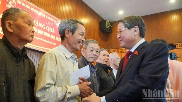 Phó Chủ tịch Quốc hội Nguyễn Đức Hải tặng quà gia đình có hoàn cảnh khó khăn trên địa bàn xã Tam Xuân.