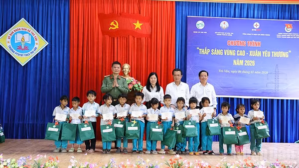 Trao quà, học bổng cho học sinh nghèo vượt khó vươn lên trong học tập tại xã Trà Vân.