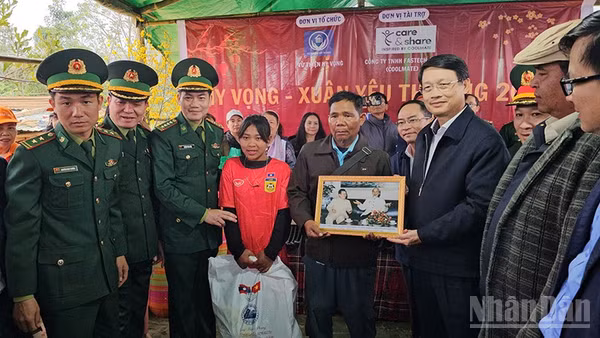 Phó Bí thư Thành ủy Đà Nẵng Ngô Xuân Thắng tham gia Chương trình “Xuân Biên phòng-Ấm lòng dân bản” tại xã Hùng Sơn.