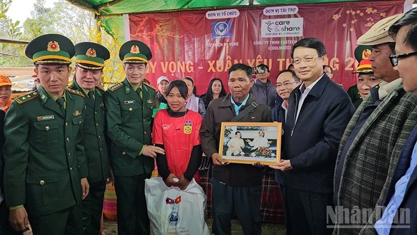 Phó Bí thư Thành ủy Đà Nẵng Ngô Xuân Thắng tham gia Chương trình “Xuân Biên phòng-Ấm lòng dân bản” tại xã Hùng Sơn.