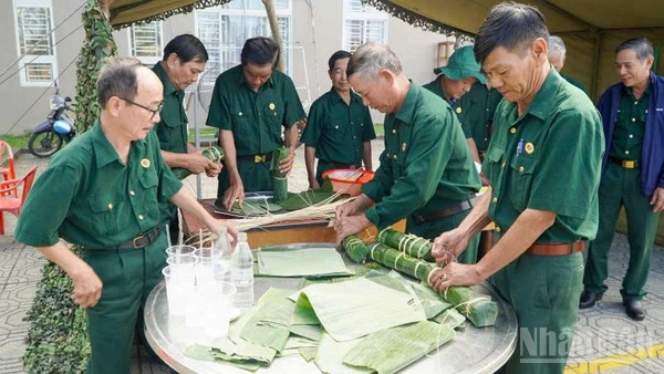 Cán bộ, hội viên Hội Cựu chiến binh phường Hương Trà tham gia gói bánh tét tại Chương trình “Xuân sẻ chia-Tết nghĩa tình” nhân dịp xuân Bính Ngọ 2026.