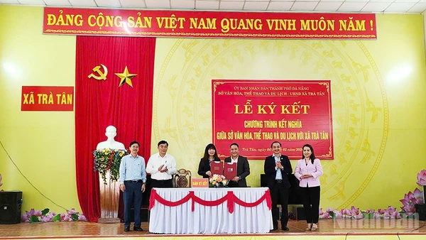 Đại diện Sở Văn hóa, Thể thao và Du lịch thành phố Đà Nẵng và Ủy ban nhân dân xã Trà Tân ký kết Chương trình kết nghĩa, hợp tác.