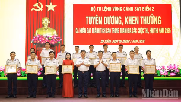 Tư lệnh, Chính ủy Vùng Cảnh sát biển 2 khen thưởng các cá nhân đạt giải cao trong các hội thi, cuộc thi.