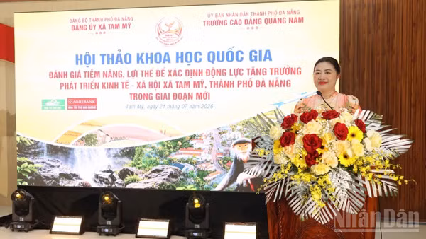 Phó Giáo sư, Tiến sĩ Vũ Thị Phương Anh, Hiệu trưởng Trường cao đẳng Quảng Nam phát biểu tại hội thảo.