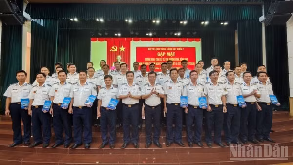 Đại biểu tham dự gặp mặt chụp ảnh lưu niệm với các đồng chí thương binh, con liệt sĩ, con thương binh, con bệnh binh.