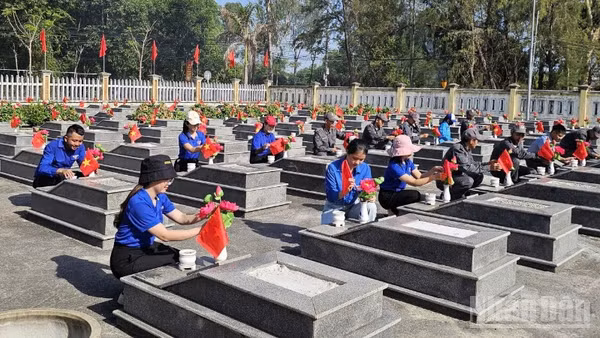 Đoàn viên, thanh niên Bộ Tư lệnh Vùng Cảnh sát biển 2 đã phối hợp với Đoàn các địa phương ra quân vệ sinh, chỉnh trang, tu bổ Nghĩa trang liệt sĩ, Đài tưởng niệm.