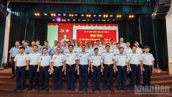 Học viên lớp bồi dưỡng tiếng Trung Quốc năm 2026 chụp ảnh lưu niệm cùng Thủ trưởng Vùng Cảnh sát biển 2.