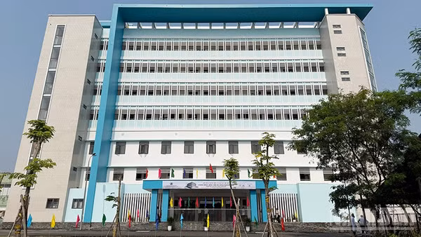 Khu điều trị kỹ thuật cao là khối nhà 7 tầng cộng 1 tầng tum, diện tích xây dựng hơn 2.200m2, tổng diện tích sàn xây dựng hơn 14.000m2.